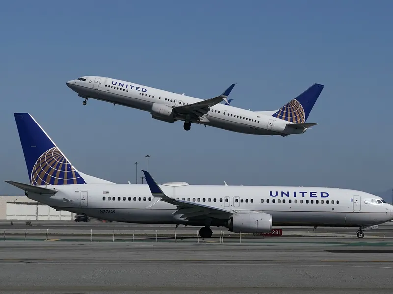 United Airlines va concedia aproape 600 de angajaţi nevaccinați/foto: yahoo