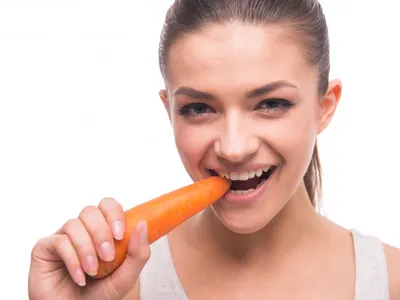 Femeie care mânâncă un morcov - Foto: Freepik (rol ilustrativ)