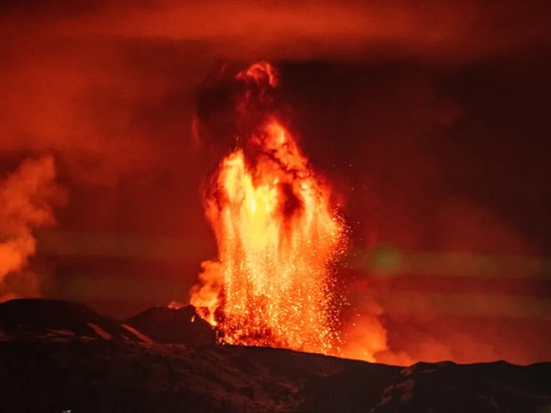 Mii de persoane au fost evacuate după erupția vulcanului Canare. Casele au fost acoperite de lavă/FOTO: Unsplash