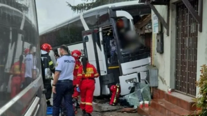 Un autocar cu 24 de pasageri a intrat violent într-un gard, în judeţul Bihor. Șoferul este grav Foto: IPJ Bihor