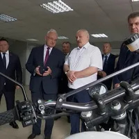 Dictatorul Aleksandr Lucaşenko, în vizită la fabrica de motociclete Minsk. / Foto: captură video