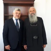 Ninel Peia și monahul Victorin, la Putna Foto: Facebook