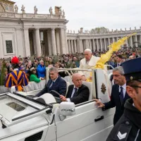 La bordul "papamobilului", pontiful a afişat o mină serioasă înainte de a celebra slujba, la care promisese că va fi prezent, în faţa a 30.000 de persoane - Foto: Profimedia Images