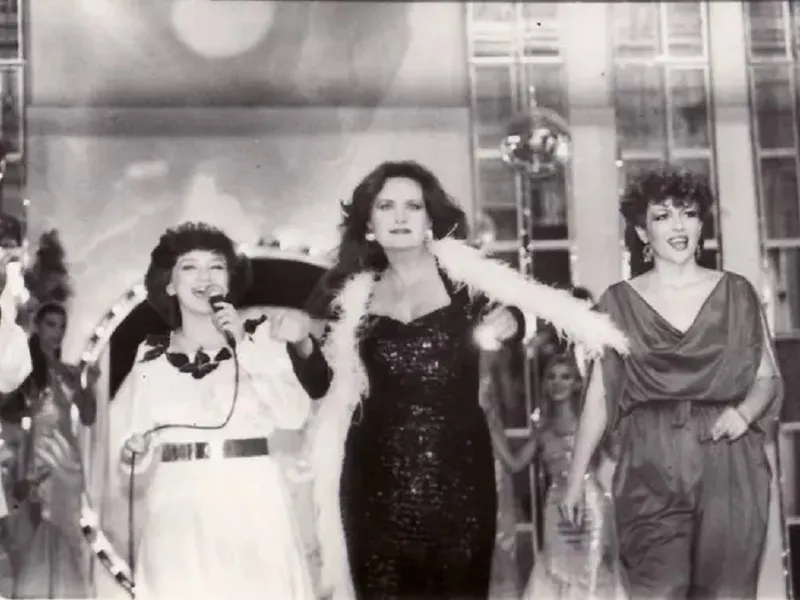 Cine a fost singura interpretă ce a cântat cu Phoenix