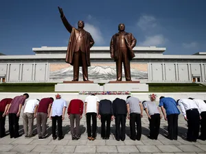 Nord-coreenii se închină la statuile dictataorilor Kim Foto: Guliver/ Getty Images