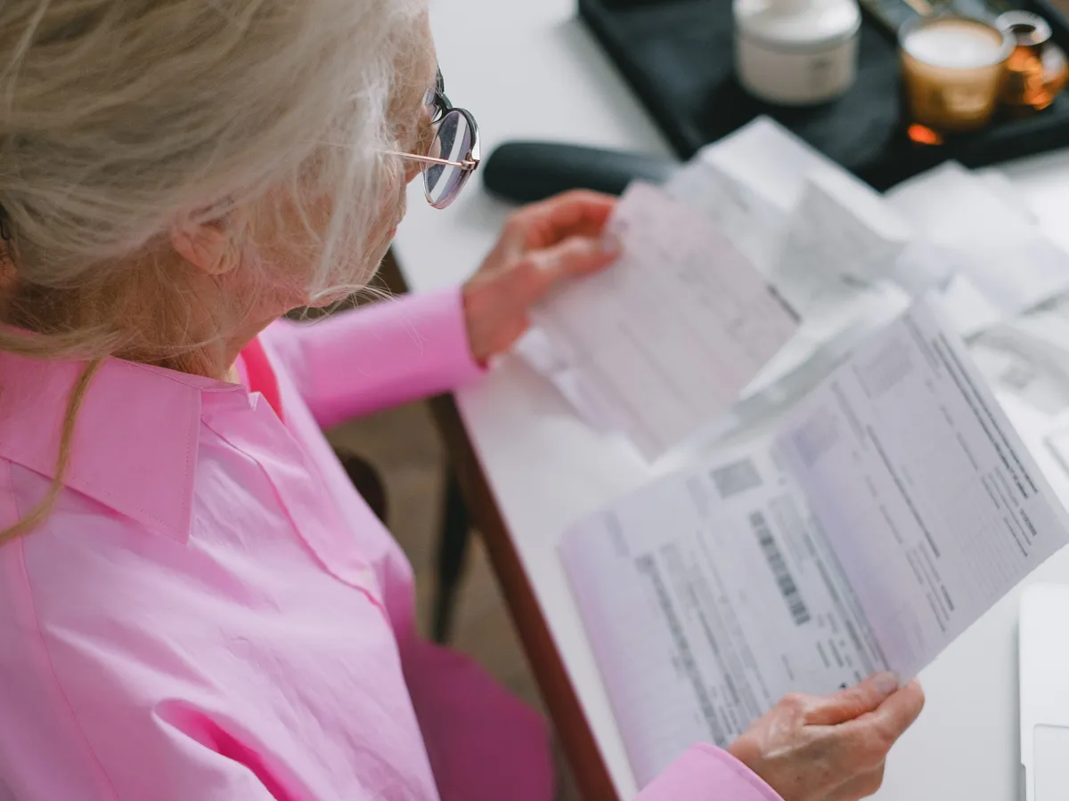 Pensionară a primit o pensie de doar 4.100 lei. Nu i-au valorificat 17 ani de grupa a II-a. Ce poate face?