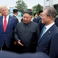 ÎNTÂLNIRE ISTORICĂ Președintele Donald Trump și liderul nord-coreean Kim Jong Un se plimbă în interiorul DMZ, în iunie 2019, în timpul unui dezgheț temporar al relațiilor : Foto: Dong-a Ilbo/ Getty Images