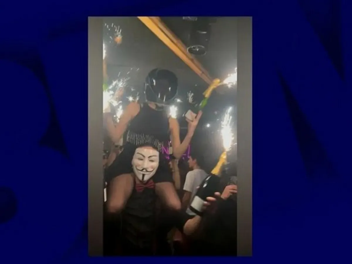 O fotografie făcută în noaptea de Revelion în barul Le Constellation din Crans-Montana arată momentul în care a izbucnit incendiul  - Foto: BFMTV