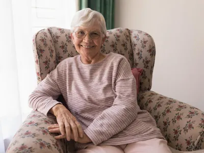 Pensionar se odihnește la pensie - Foto: Freepik