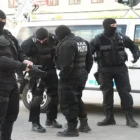 Persoanele care l-au comemorat pe Zelea Codreanu de Ziua României, trezite la prima oră de polițiști - Foto: Ziarul de Iași/ Imagine cu caracter ilustrativ