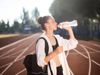 O sportivă bea apă - Foto: Freepik (rol ilustrativ)