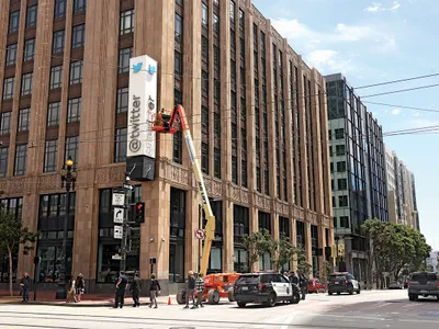 REORGANIZARE DIGITALĂ Semnul Twitter este demontat la sediul platformei sociale din San Francisco, în iulie 2023, a doua zi după ce Musk a redenumit-o X