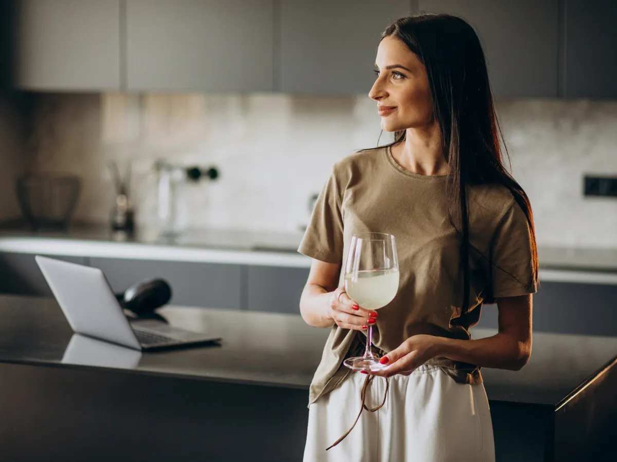 Femeie care bea o băutură - Foto: Freepik (Imagine cu rol ilustrativ)