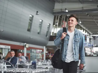 Persoană în aeroport - Foto: Freepik (imagine cu rol ilustrativ)