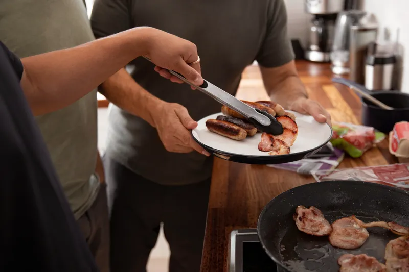 Persoană care gătește - Foto: Freepik (Imagine cu rol ilustrativ)