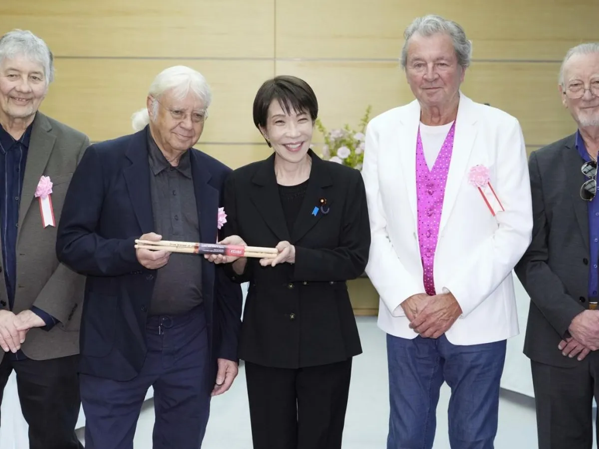 "Eşti zeul meu!" - i-a spus premierul Japoniei,,Sanae Takaichi, percuţionistului Deep Purple, Ian Paice