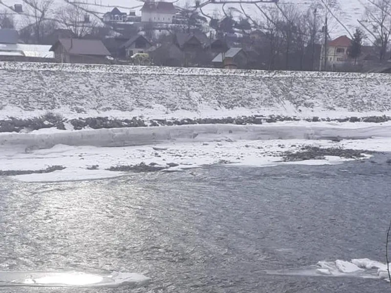 Cei doi copii care au căzut, sâmbătă, în apele înghețate ale râului Bistriţa au murit. / Foto: stiri-neamt.ro