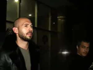 VIDEO Andrew şi Tristan Tate, aduşi în cătuşe la CAB, află dacă vor rămâne în arestul preventiv - Foto: captură video Digi24