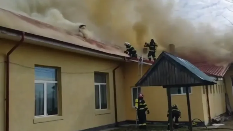Incendiu la o școală din Olt. Elevii și profesorii s-au autoevacuat când au văzut flăcările - FOTO: Facebook/ ISU Olt