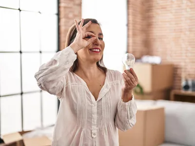 Tânără cu bec - Foto: Freepik