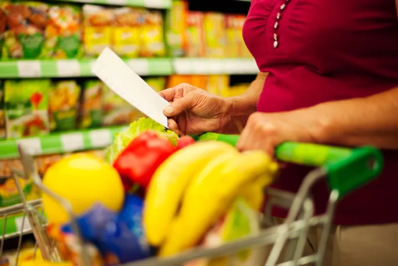 Coș de cumpărături la supermarket - Foto: Freepik (rol ilustrativ)