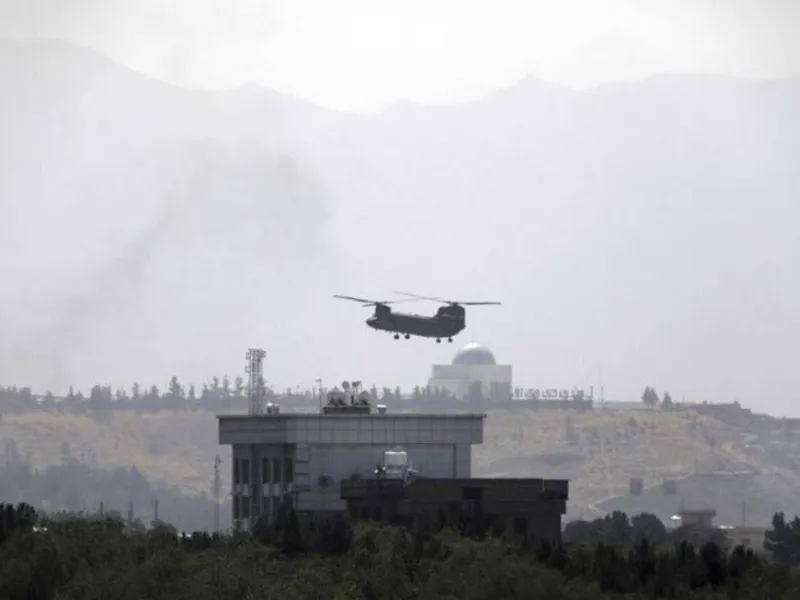 Americanii evacuează în grabă Ambasada SUA din Kabul. Captură video