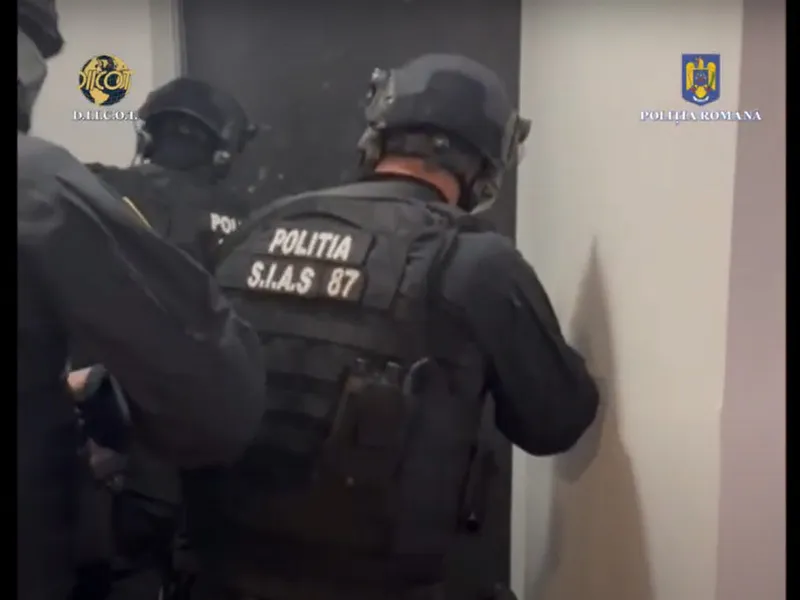 Un cetățean german stabilit în București, trezit de mascați. Vindea droguri pe Darknet - Foto: captură video