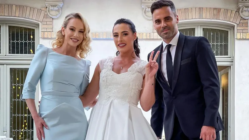 Mirele a venit pe cal, mireasa în caleaşcă - Foto: Facebook/Sandra Izbaşa