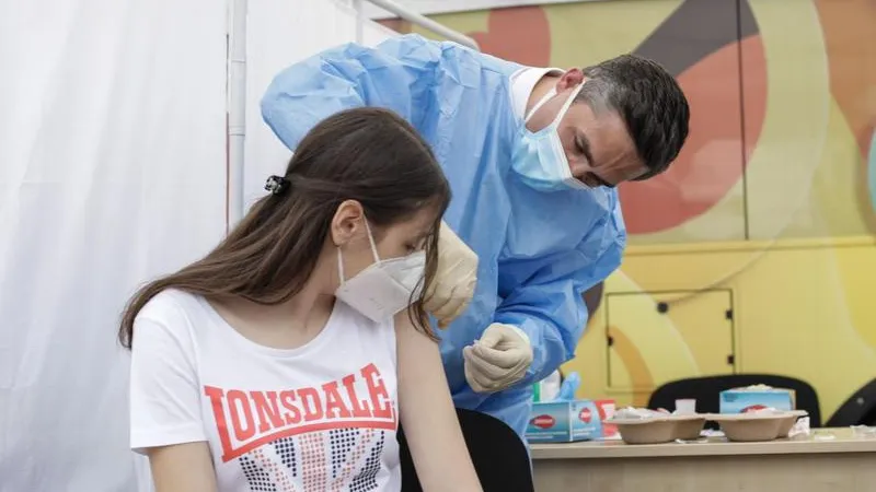 Un sfert din străinii din România, vaccinați anti-COVID. În Italia, 700.000 de străini sunt refuzați / Ro vaccinare