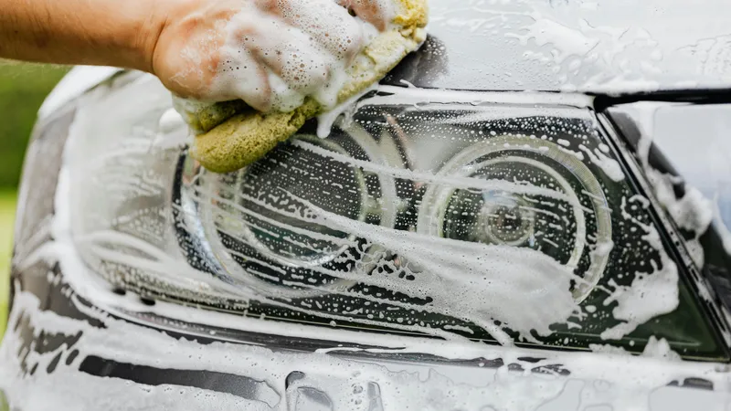 Ce amendă iau românii care își spală mașina în fața blocului? Legea interzice acest lucru - Foto: Pexels.com (Imagine cu caracter ilustrativ)