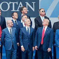 CONTROVERSE.  Președintele SUA, Donald Trump, privește într-o direcție diferită  față de partenerii săi modul  de organizare a NATO
