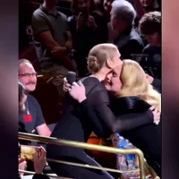 Postura în care au fost surprinse Adele și Celine Dion la un concert. S-a lăsat cu lacrimi - Foto: Captura video