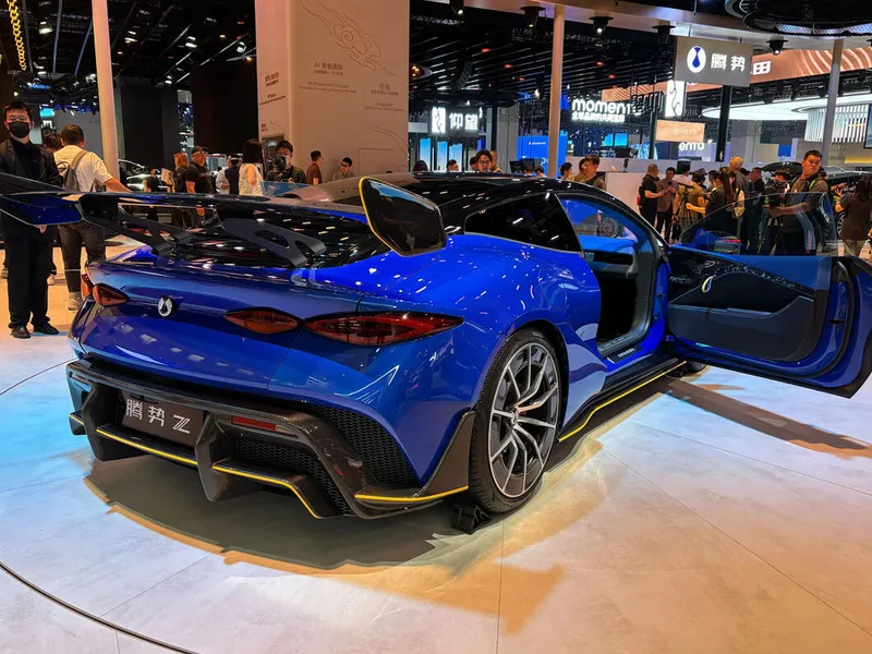 Cum arată rivalul chinezesc pentru Porsche 911? E 100% electric și știe să facă „crab walk” - Foto: Facebook / Autocar