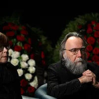Alexandr Dughin și soția sa, la priveghiul unicei lor fiice, Daria Dughina- FOTO: Profimedia Images