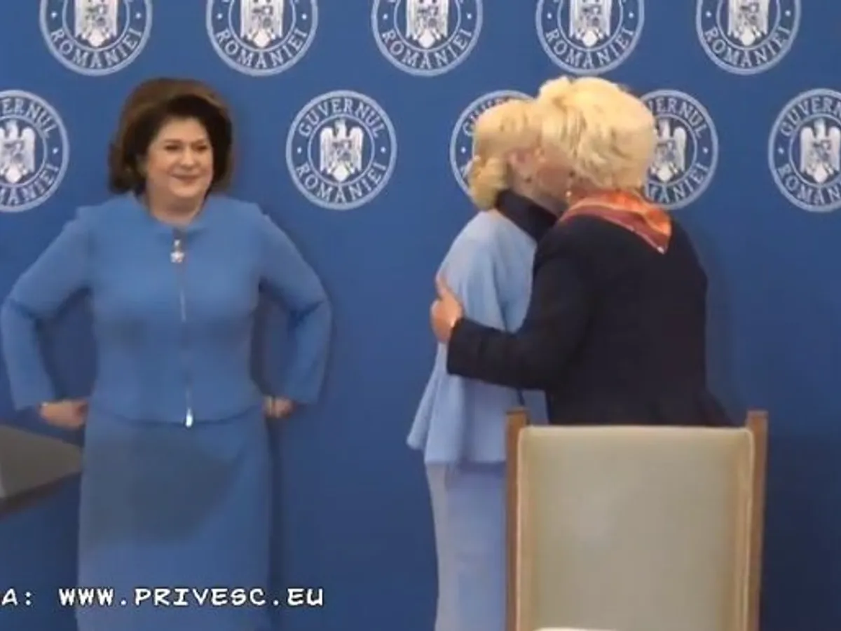 Viorica Dăncilă și Grațiela Drăghici, după discursul premierului, se sărută pe obraji și se îmbrățișează. Sursa: Captură foto