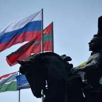 Steagurile Rusiei și Transnistriei lângă monumentul comandantului rus Alexandr Suvorov din Tiraspol/Foto: Profimedia Images