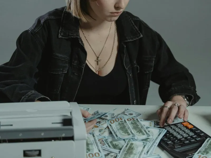 Femeie numărându-şi banii - Foto: Pexels/Tima Miroshnichenko