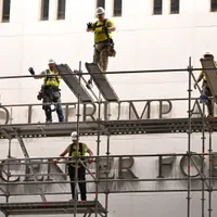 Construcctorii îndepărtează numele preşedintelui Trump de pe Centrul Kennedy - Foto: Profimedia Images