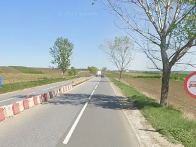 Cauză de accidente – Sunt sau nu la fel de late banda de circulație și acostamentul? - Foto: ZdI