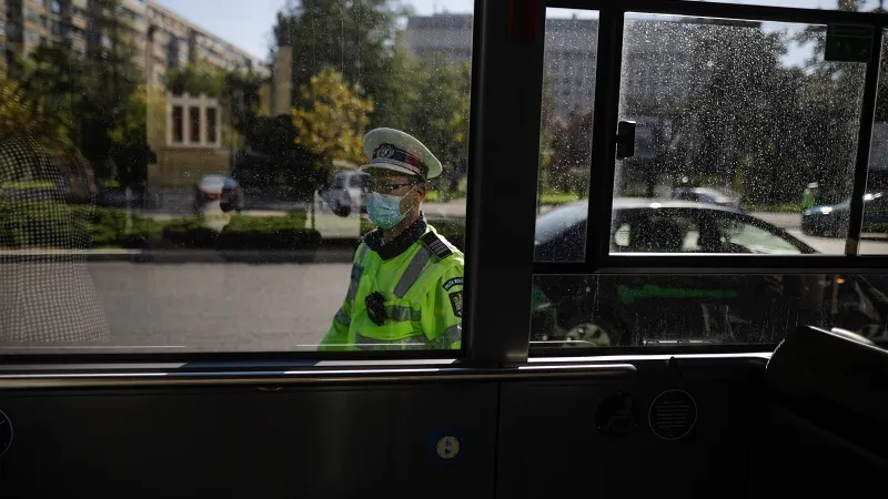 Poliția face controale în mijloacele de transport în comun, pentru a vedea dacă se respectă măsurile de siguranță. Sursa: Inquam Photos / George Călin