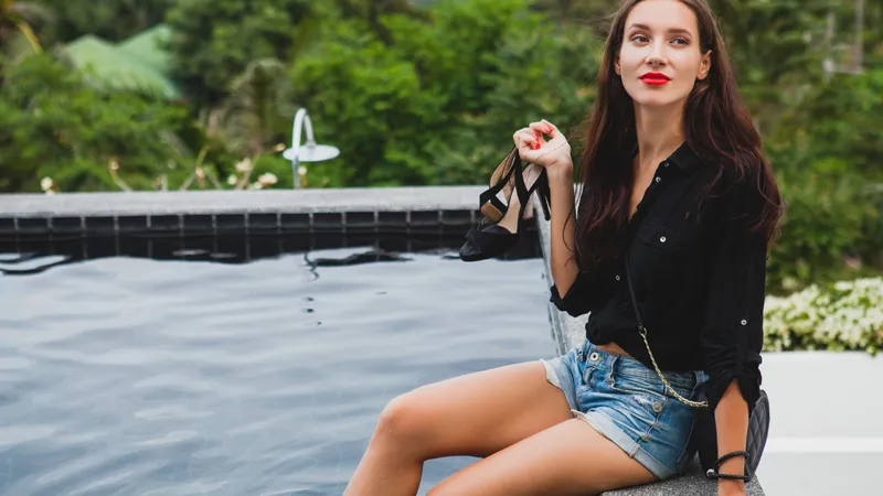Căldură mare, fete la piscină - Foto: Freepik