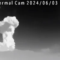 Erupție vulcanică spectaculoasă, în Filipine. Coloană de cenușă de 5 km, plus 43 de cutremure - Foto: captură video