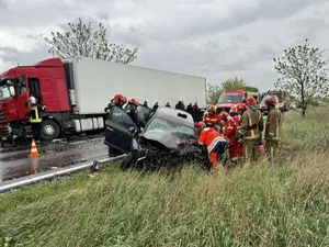 Accident grav cu 3 victime pe DN 1B. Două autoturisme și un TIR s-au ciocnit violent. Trafic blocat - Foto: Centrul infotrafic