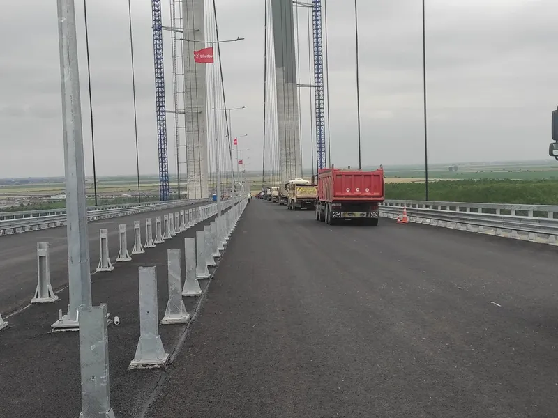 Autoritățile se laudă pe toate canalele că „Golden Gate”-ul din Brăila, podul de 500 de milioane de euro peste Dunăre, este aproape gata și au început testele de rezistență - Foto: Facebook/Directia Regionala de Drumuri si Poduri Buzau