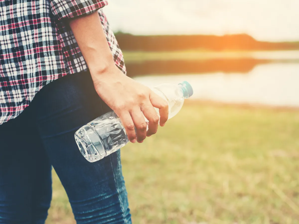 Secretul grădinarilor în luna mai. De ce să pui o sticlă de plastic cu susul în jos în stratul cu flori?