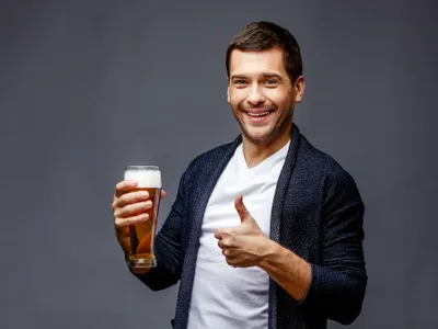 Ce „nenorociri” se întâmplă în corpul tău când bei bere? Apare și cancerul de colon - Foto: Freepik (imagine cu rol ilustrativ)