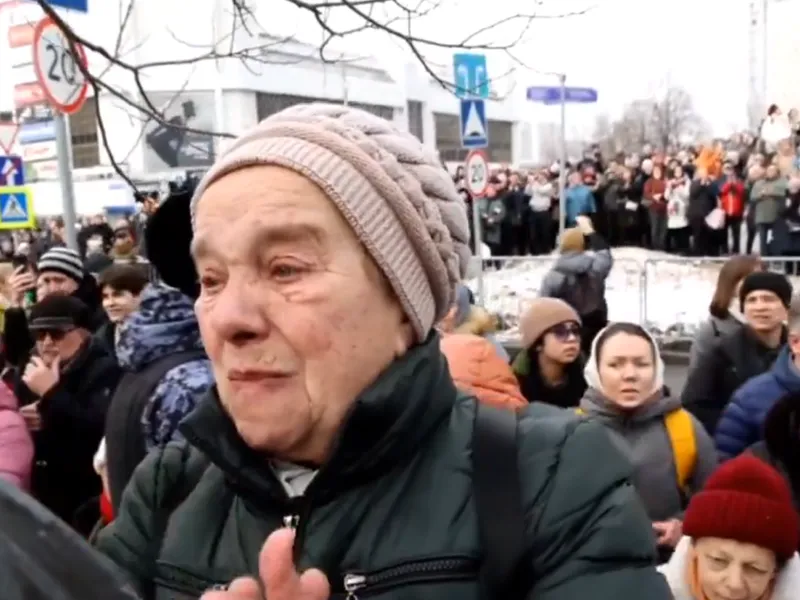 Cozi kilometrice la căpătâiul lui Navalnîi. Mii de ruși îl aplaudă în stradă la Moscova - Foto: X/ @mjluxmoore