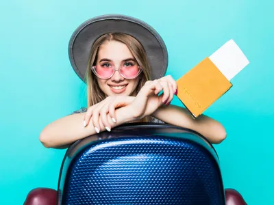 Femeie care pleacă în vacanță - Foto: Magnific.com (Imagine cu rol ilustrativ)
