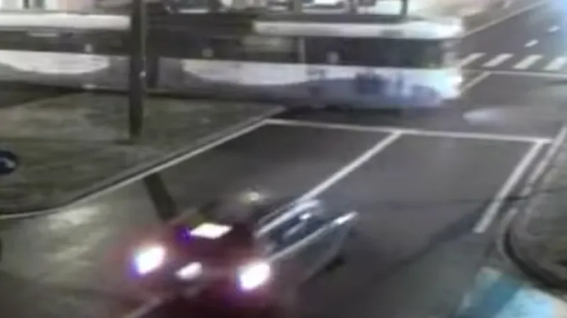 VIDEO Un șofer de 18 ani, beat, drogat și fără permis, a izbit cu viteză un tramvai, la Timișoara - Foto: Captură video/ Youtube