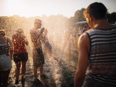 Grup de tinere care se răcoresc pe caniculă - Foto: Pexels (cu rol ilustrativ)